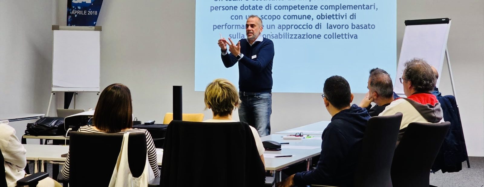 Gianni Carchiolo conduce una sessione formativa davanti ai partecipanti
