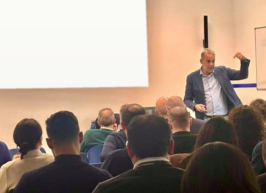 Gianni Carchiolo conduce una sessione d&rsquo;aula davanti ai partecipanti